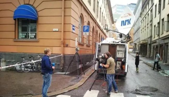 Peter Svaar sto i flere timer og rapporterte fra Regjeringskvartalet. Ved en tilfeldighet kjørte Google Street View sin bil forbi midt i dekningen. Peter Svaar sto i flere timer og rapporterte fra Regjeringskvartalet. Ved en tilfeldighet kjørte Google Street View sin bil forbi midt i dekningen.