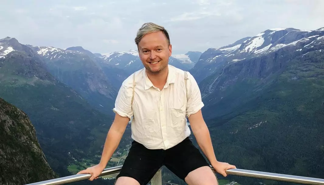 VGTVs Espen Moe Breivik på toppen av fjellheimen i Loen.