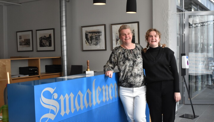Mor og datter Guri Rønning og Gina Rønning Sørbye jobber begge i Smaalenenes Avis i sommer.