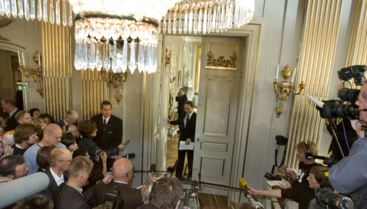 Klockan 13 prick i Svenska Akademiens hrsal stiger stndige sekreteraren Horace Engdahl ut genom drren fratt tala om att engelske dramatikern frfattaren Harold Pinter fick Nobelpriset i litteratur 2005 / press massmediaAkademier Svenska Akademien / Litteratur Priser / Nobelpriset Nobelfesten 2005 /Engdahl Horace Sit / Yrken Journalist Journalister /