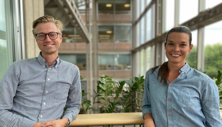 Aftenposten Junior-redaktør Mari Midtstigen (til høyre) har troen på avisens nye skoleverktøy. Her er hun avbildet med fagansvarlig for Aftenposten Junior Skole, Eivind Mørk.
