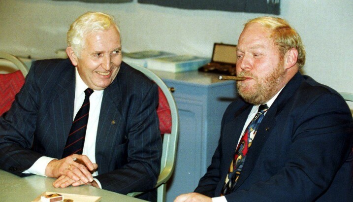 Andreas Norland (til venstre) avbildet i 1993, da han gikk av som Aftenposten-redaktør og ble etterfulgt av VG-redaktør Einar Hanseid.