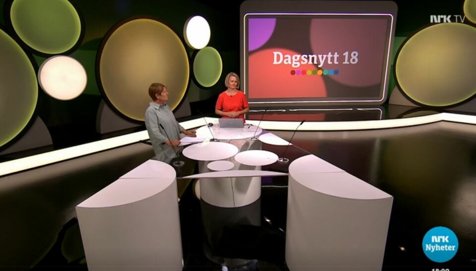 Programleder Sigrid Sollund (til høyre) har denne uken ledet Dagsnytt 18 fra nytt studio.