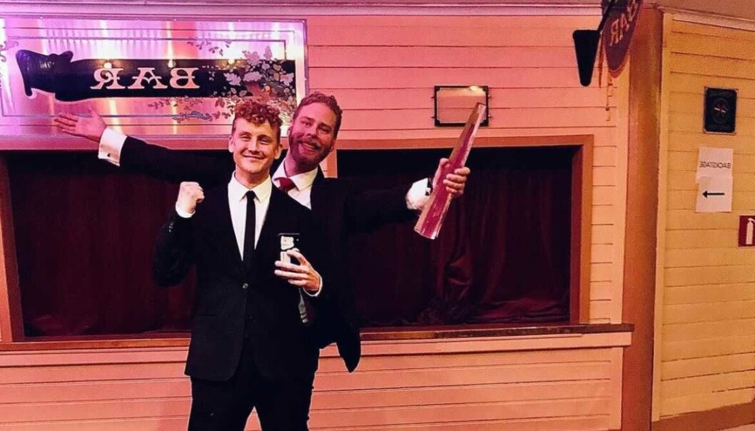 Bendik Mondal og Henrik Evertsson med prisen. Bendik Mondal og Henrik Evertsson med prisen.