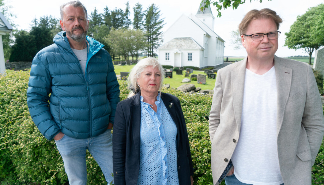 Journalist Hans Petter Aass (f.v.), Tina Jørgensens mor, Torunn Austdal Rasmussen, og forfatter og tidligere politietterforsker Jørn Lier Horst fotografert ved Bore kirke. Journalist Hans Petter Aass (f.v.), Tina Jørgensens mor, Torunn Austdal Rasmussen, og forfatter og tidligere politietterforsker Jørn Lier Horst fotografert ved Bore kirke.
