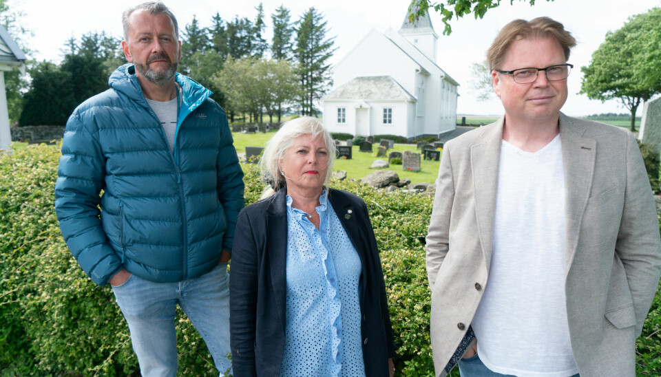 Journalist Hans Petter Aass (f.v.), Tina Jørgensens mor, Torunn Austdal Rasmussen, og forfatter og tidligere politietterforsker Jørn Lier Horst fotografert ved Bore kirke.