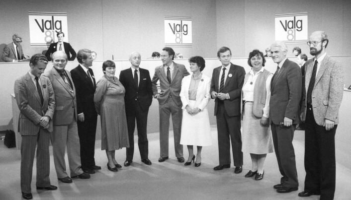 Oslo 11. september 1981. Partiledere samlet før kveldens partilederdebatt i tv-programmet "Valgrevyen".Fra v.; Einar Førde (Ap),Martin Gunnar Knutsen, (NKP), Carl I. Hagen (Fr.P), Hanna Kvanmo (SV), Kåre Willoch (H), Reiulf Steen (Ap), Gro Harlem Brundtland (Ap), Johan J. Jakobsen (Sp), Gerd Søraa (DLF), Kåre Kristiansen (Kr.F) og Sigurd Allern (RV). Oslo 11. september 1981. Partiledere samlet før kveldens partilederdebatt i tv-programmet "Valgrevyen".Fra v.; Einar Førde (Ap),Martin Gunnar Knutsen, (NKP), Carl I. Hagen (Fr.P), Hanna Kvanmo (SV), Kåre Willoch (H), Reiulf Steen (Ap), Gro Harlem Brundtland (Ap), Johan J. Jakobsen (Sp), Gerd Søraa (DLF), Kåre Kristiansen (Kr.F) og Sigurd Allern (RV).