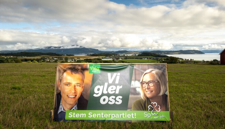 Fra hjembygda mi, Frosta i Trøndelag: Ola Borten Moe smiler (noe beklemt?) sammen med partikollega Marit Arnstad på åkeren. Det er hit og ikke lengre Borten Moe vil strekke seg i å bjuda på.