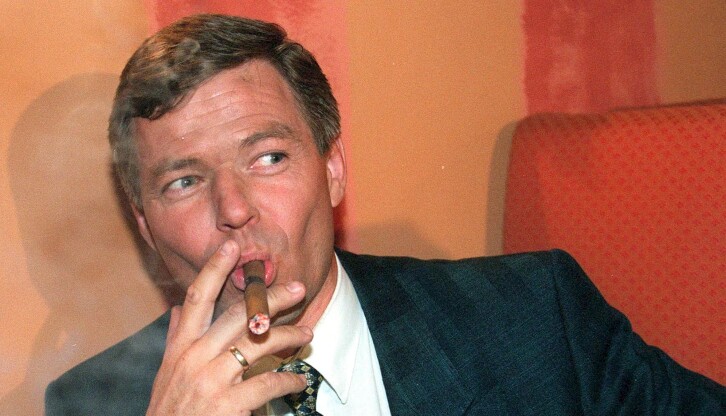 Valgnatta 1997 var over, partifeller var dratt hjem, og Kjell Magne Bondevik satte seg i en krok i valglokalet for å ta noen dype magadrag. Men så var det en fotograf som var igjen i lokalet. - Jeg tenkte at det kanskje var dumt å bli avbildet, men nå i ettertid er det morsomt, sier Bondevik i dag.