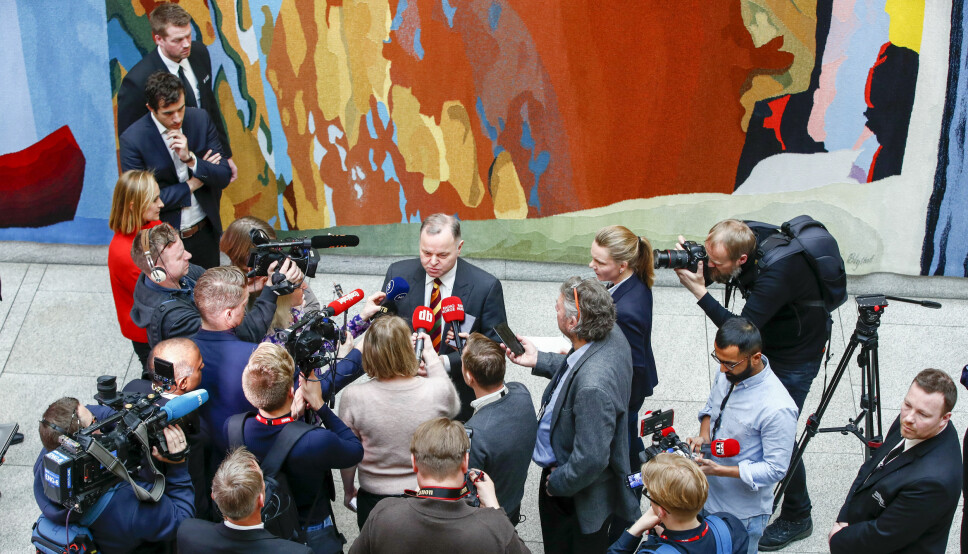 Medier samlet i vandrehallen på Stortinget. Illustrasjonsbilde fra 2018