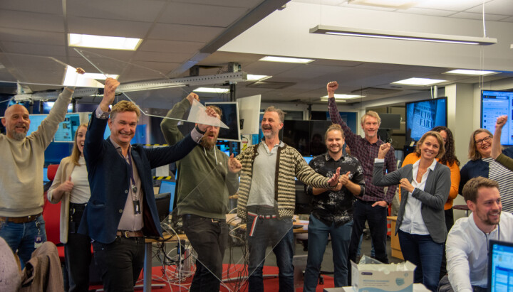 På NRK Nyheter-desken i Oslo ble plexiglassene fjernet mandag. Det skapte jubel.