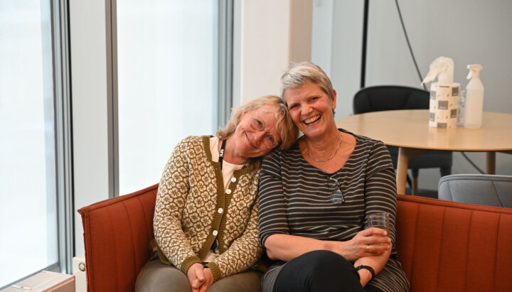 NRK Vestland-journalistene Lise-May Spissøy og Tone Berge er glad for at man endelig kan klemme igjen på kontoret.