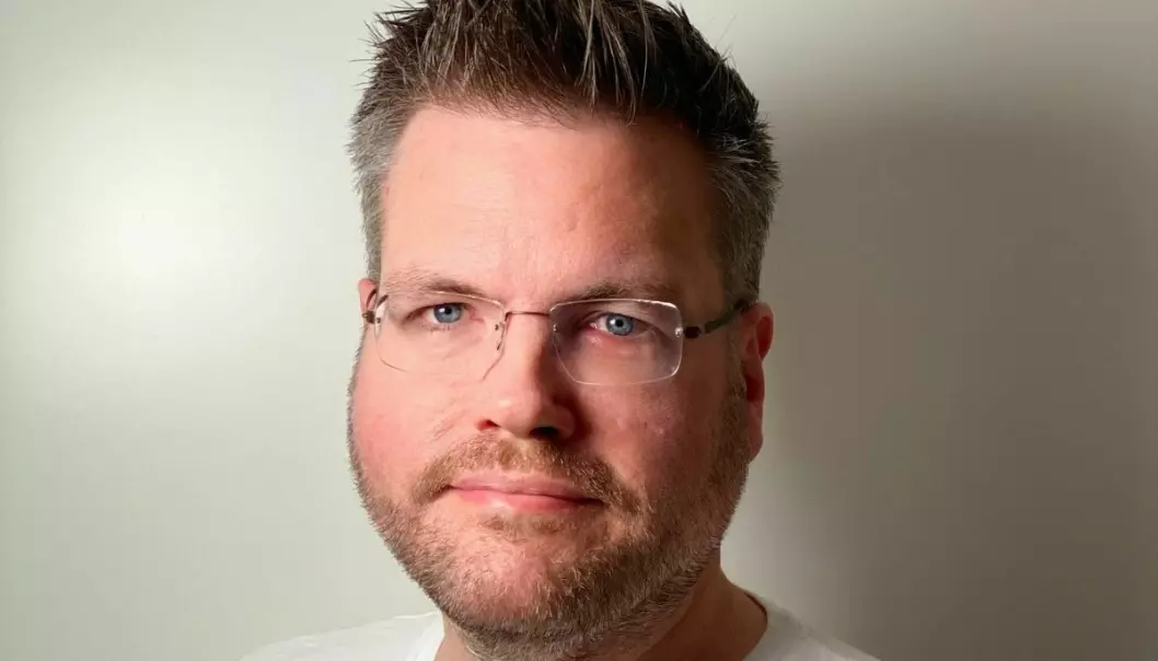 Forfatter og skribent, Gunnar Tjomlid, vil se sterkere kildekrav i norsk debattjournalistikk.