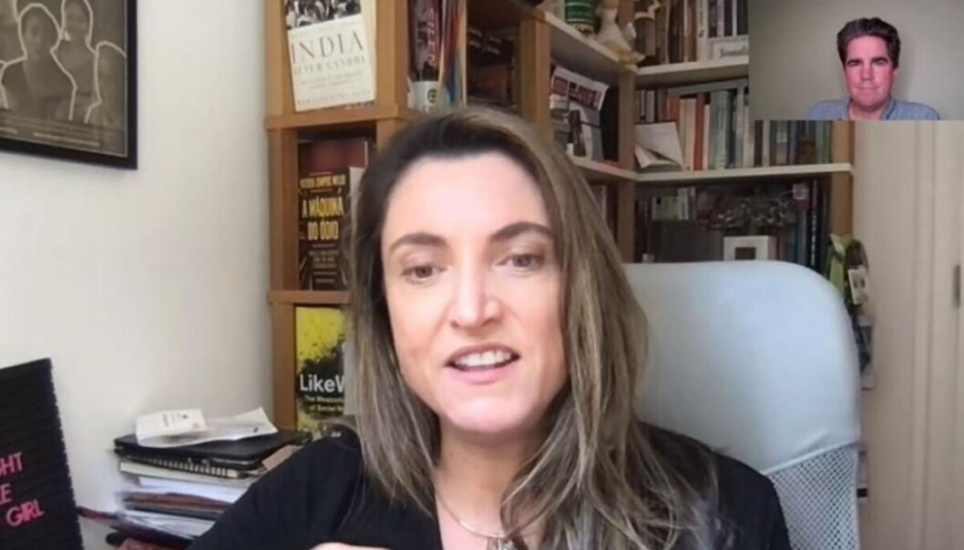 Den brasilianske gravejournalisten Patricia Campos Mello er en av gjestene under seansen. Her blir hun intervjuet av Aftenposten-journalist Kristoffer Rønneberg (innfelt). Den brasilianske gravejournalisten Patricia Campos Mello er en av gjestene under seansen. Her blir hun intervjuet av Aftenposten-journalist Kristoffer Rønneberg (innfelt).