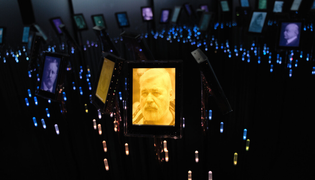 Journalisten Dmitrij Muratov på en skjerm i Nobels hage på Nobel Fredssenter. Journalisten Dmitrij Muratov på en skjerm i Nobels hage på Nobel Fredssenter.