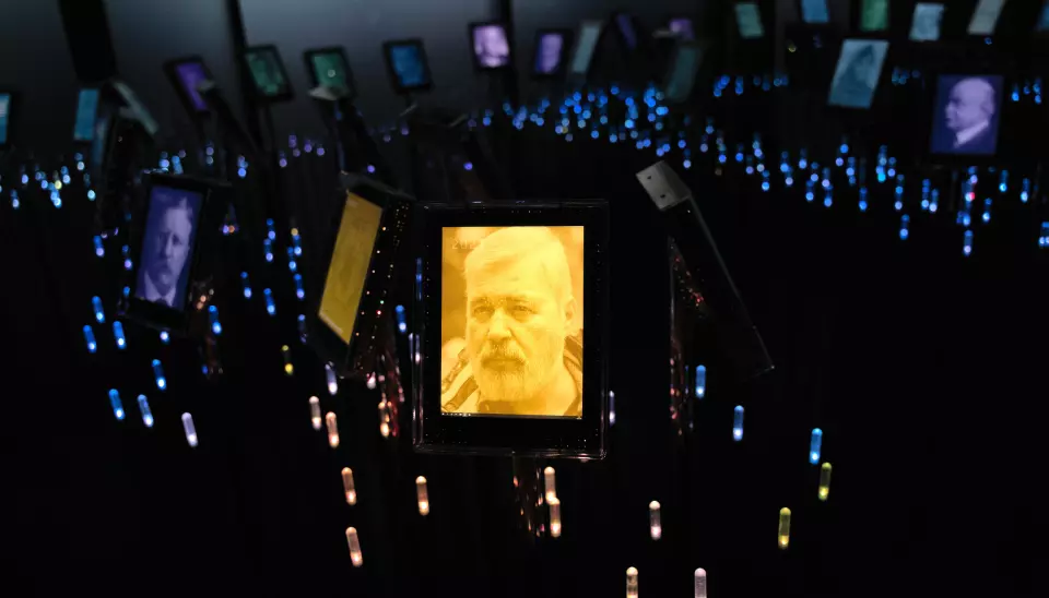 Journalisten Dmitrij Muratov på en skjerm i Nobels hage på Nobel Fredssenter.