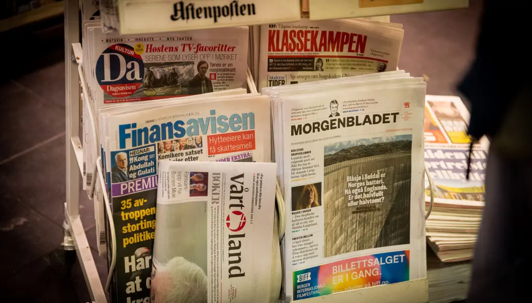 Papiraviser i hylle. Papiraviser i hylle.