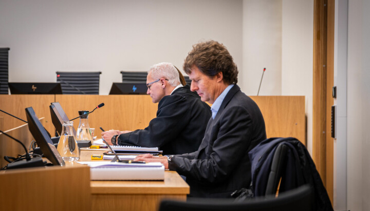 Konsernsjef i Polaris Media, Per Axel Koch, avbildet med med sine advokater Sigurd Holter Torp og Cecilie Amdahl i Frostating Lagmannsrett tidligere i år. Nå møtes partene igjen i retten.