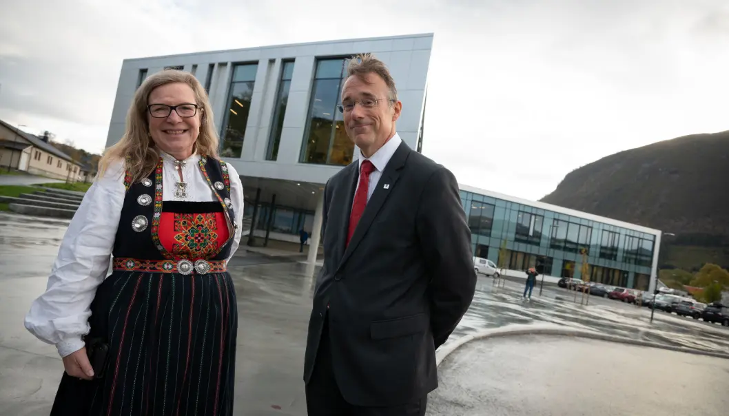 Mediedekan Kate Kartveit og rektor Johann Roppen foran det nye mediebygget i Volda. Mediedekan Kate Kartveit og rektor Johann Roppen foran det nye mediebygget i Volda.