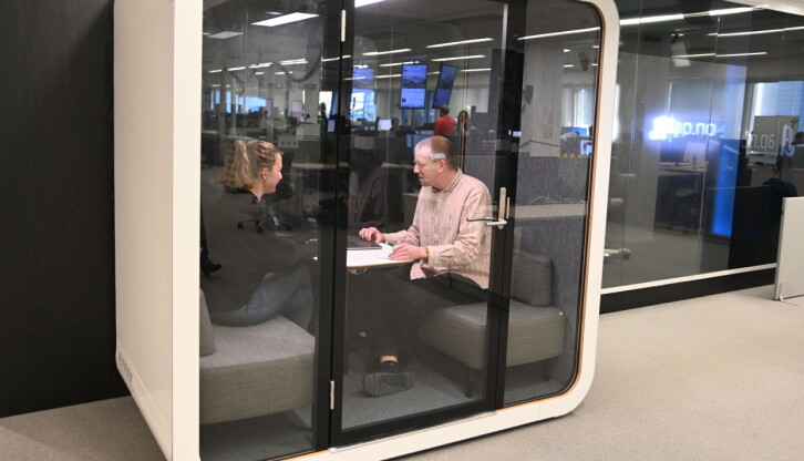 To journalister prøver ut de nye telefonboksene til Aftenposten.
