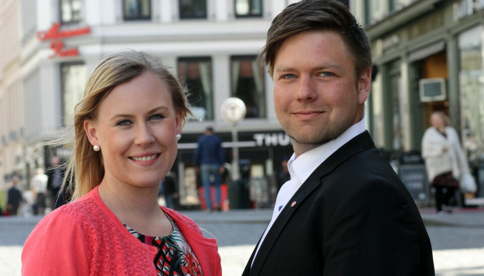 Odin Adelsten Aunan Bohmann (til høyre) blir ny statssekretær i Kulturdepartementet. Her er han avbildet med partikollega Lene Vågslid.