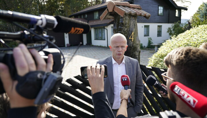Tom Hagens forsvarer Svein Holden blir intervjuet av pressen utenfor huset i Sloraveien i september 2020.