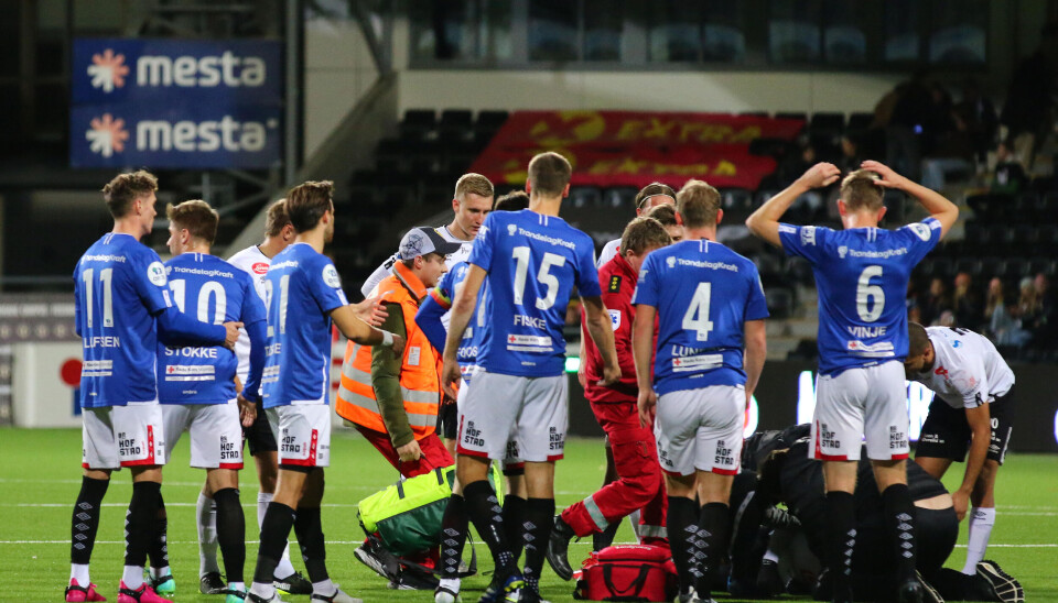 Sogndal-spilleren Emil Pálsson får livreddende førstehjelp etter å ha kollapset på banen under en kamp i OBOS-ligaen mellom Sogndal og Stjørdals-Blink Sogndal-spilleren Emil Pálsson får livreddende førstehjelp etter å ha kollapset på banen under en kamp i OBOS-ligaen mellom Sogndal og Stjørdals-Blink