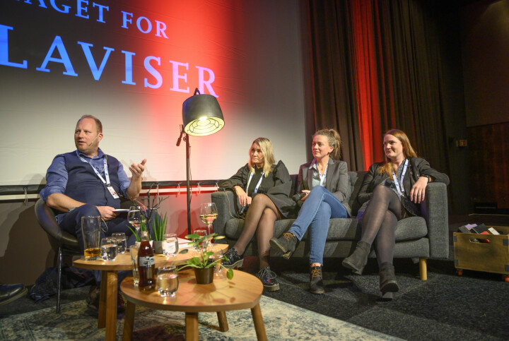 Generalsekretær Tomas Bruvik i LLA intervjuer redaktørene Tone Sidsel Sandsen i Dølen, Lillian Holden i Hallingdølen og Camilla Skaar i Hordaland Folkeblad.