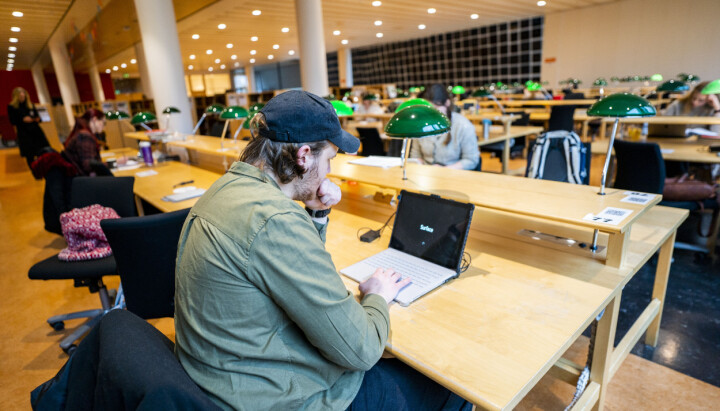 Illustrasjonsfoto at student på lesesal på Blindern i Oslo.