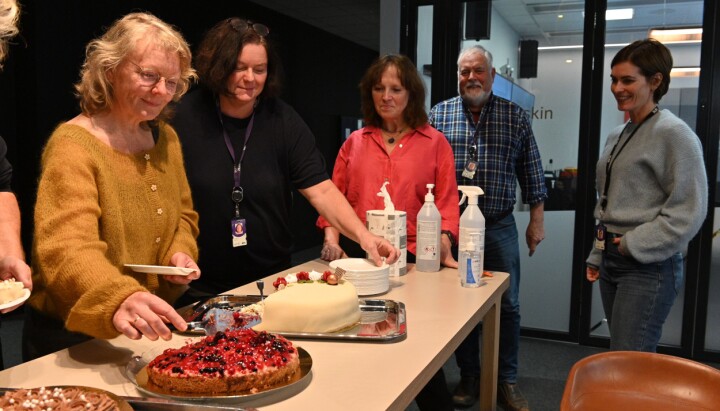 Fra venstre: Lise-May Spissøy (tidligere programleder), Kristin Ytre-Arne (tidligere programleder), Elin Helgheim (tidligere programleder), Oddbjørn Rosnes (tidligere programleder) og Dyveke Buanes (tidligere programleder og nåværende redaktør).