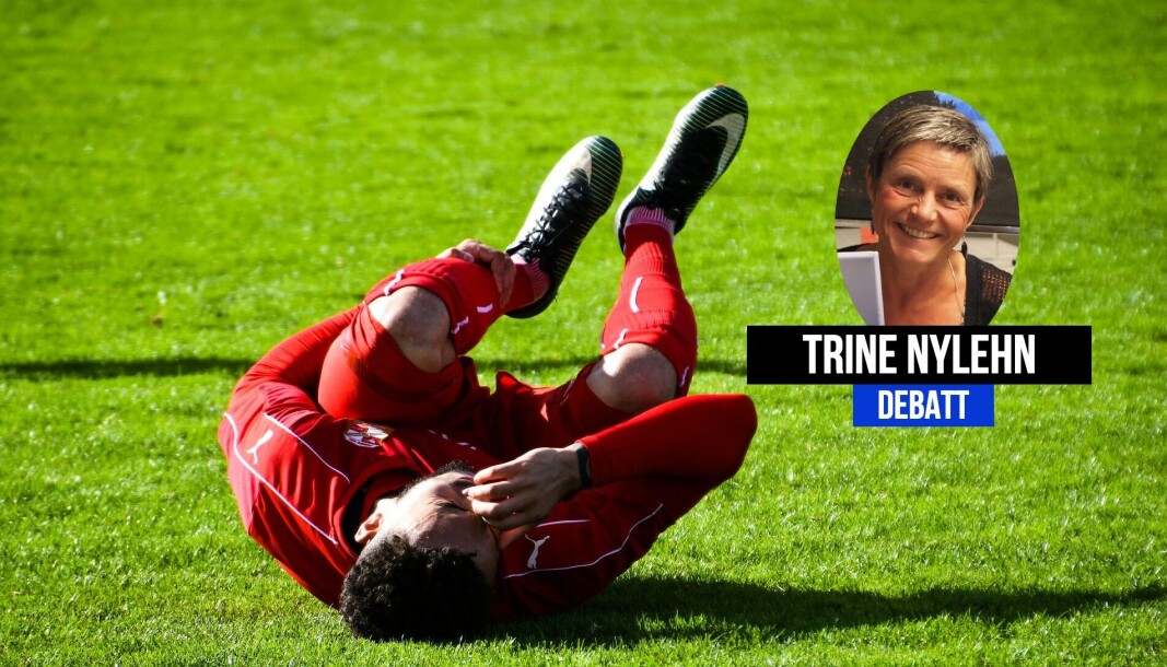 En spiller fra Swindon Town fotballklubb ligger nede under en kamp. Trine Nylehn kritiserer medienes behov for informasjon om helsetilstanden til fotballspillere. En spiller fra Swindon Town fotballklubb ligger nede under en kamp. Trine Nylehn kritiserer medienes behov for informasjon om helsetilstanden til fotballspillere.