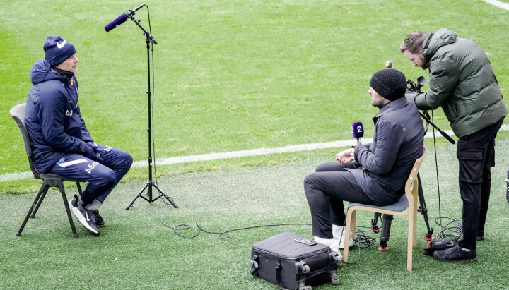 Landslagssjef Ståle Solbakken ble intervjues av TV 2 på Ullevaal stadion søndag, før avreise til Nederland.