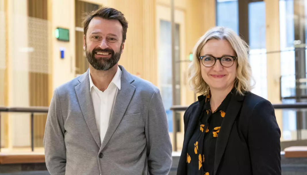 Kåre Henriksen (til venstre) blir ny utviklingsredaktør i NTB. Her sammen med fungerende sjefredaktør Sarah Sørheim.