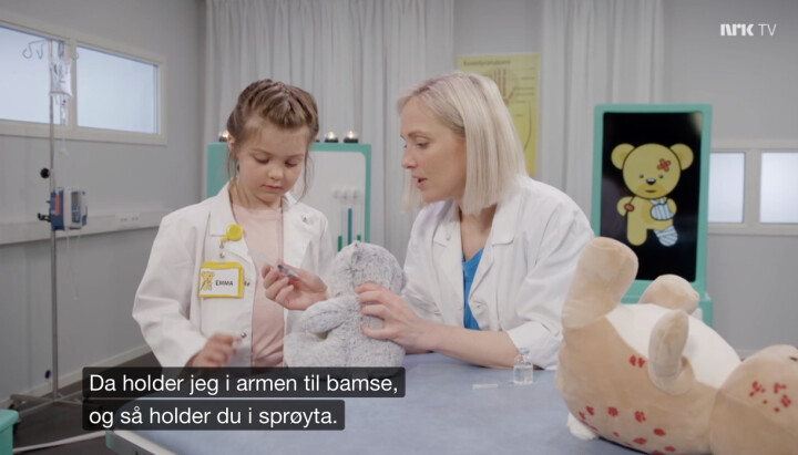 Lege Charlotte Olsen og ett av barna i serien Bamselegen på NRK Supert.