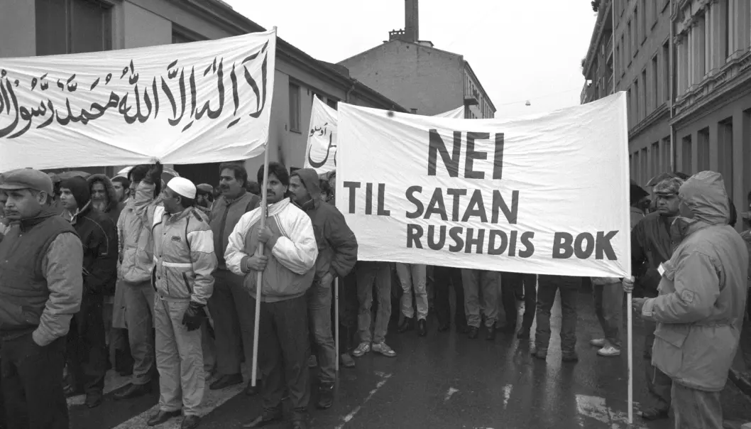 Oslo, 26. februar 1989. Muslimer i Norge demonstrerer mot at Salman Rushdies bok "Sataniske vers" skal gis ut på norsk. Oslo, 26. februar 1989. Muslimer i Norge demonstrerer mot at Salman Rushdies bok "Sataniske vers" skal gis ut på norsk.