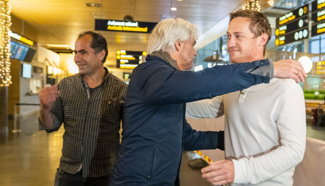 NRK-journalistene Halvor Ekeland (t.v.) og Lokman Ghorbani tas i mot av sjef for NRK-sporten Egil Sundvor på Gardermoen onsdag morgen, etter hjemkomst fra Qatar der de ble arrestert i forbindelse med en reportasjereise. NRK-journalistene Halvor Ekeland (t.v.) og Lokman Ghorbani tas i mot av sjef for NRK-sporten Egil Sundvor på Gardermoen onsdag morgen, etter hjemkomst fra Qatar der de ble arrestert i forbindelse med en reportasjereise.