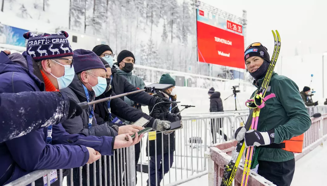 Johannes Høsflot Klæbo i mixed zone etter trening under verdenscupen i langrenn. Nå skal NRK og Viaplay samarbeide om å vise vintersport.