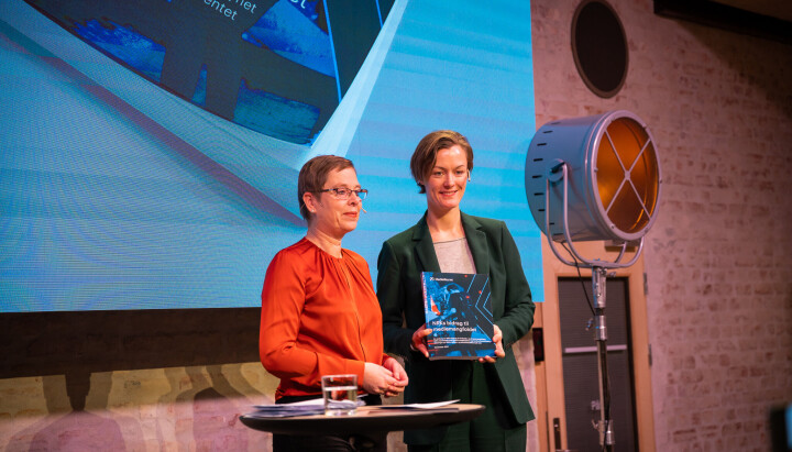 Mari Velsand overleverte rapporten om NRK og mangfold til kulturminister Anette Trettebergstuen
