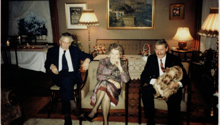 Kari, Magne og Per Magne Flem sammen med hunden Noni på slutten av 90-tallet.