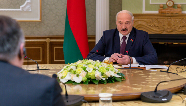 Belarus' president Aleksandr Lukasjenko avbildet i møte med USAs tidligere utenriksminister Michael R. Pompeo i 2020.