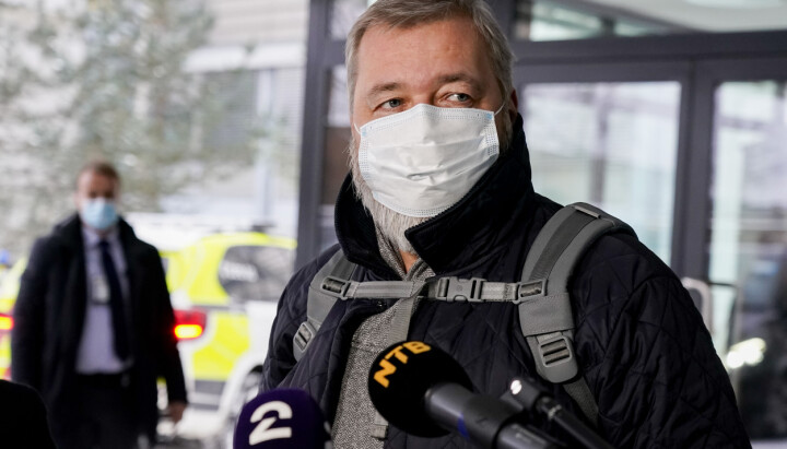 Gardermoen 20211208. Fredsprisvinner Dmitrij Muratov møter pressen på Oslo lufthavn Gardermoen etter ankomst til Norge onsdag ettermiddag.