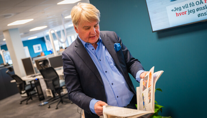 Sjefredaktør i Oppland Arbeiderblad, Erik Sønstelie, avbildet på desken på Gjøvik.