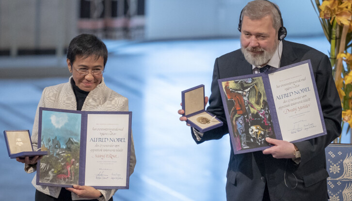 Fredsprisvinnerne Maria Ressa og Dmitrij Muratov med hver sin gullmedalje og diplom under utdelingen av Nobels fredspris i Oslo rådhus.