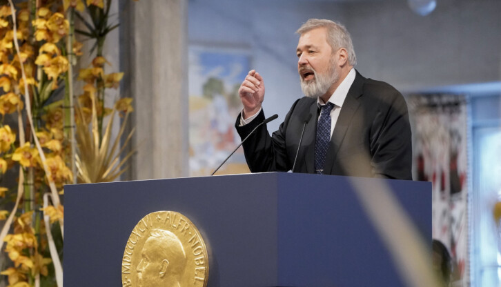 Fredsprisvinner Dmitrij Muratov holder tale under utdelingen av Nobels fredspris i Oslo rådhus.