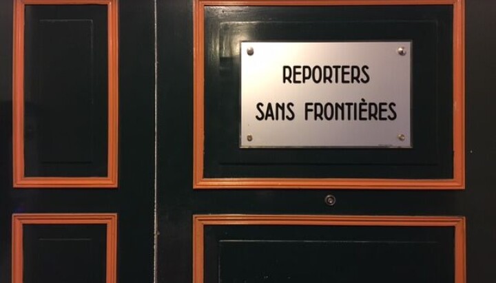 Reportere uten grenser (Reporters sans frontières) har kartlagt angrep mot journalister i Ukraina. Bilde av skilt med påskriften Reportere uten grenser.