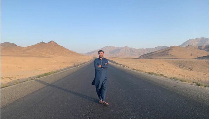 Aftenposten-journalist Afshin Ismaeli avbildet i Afghanistan.