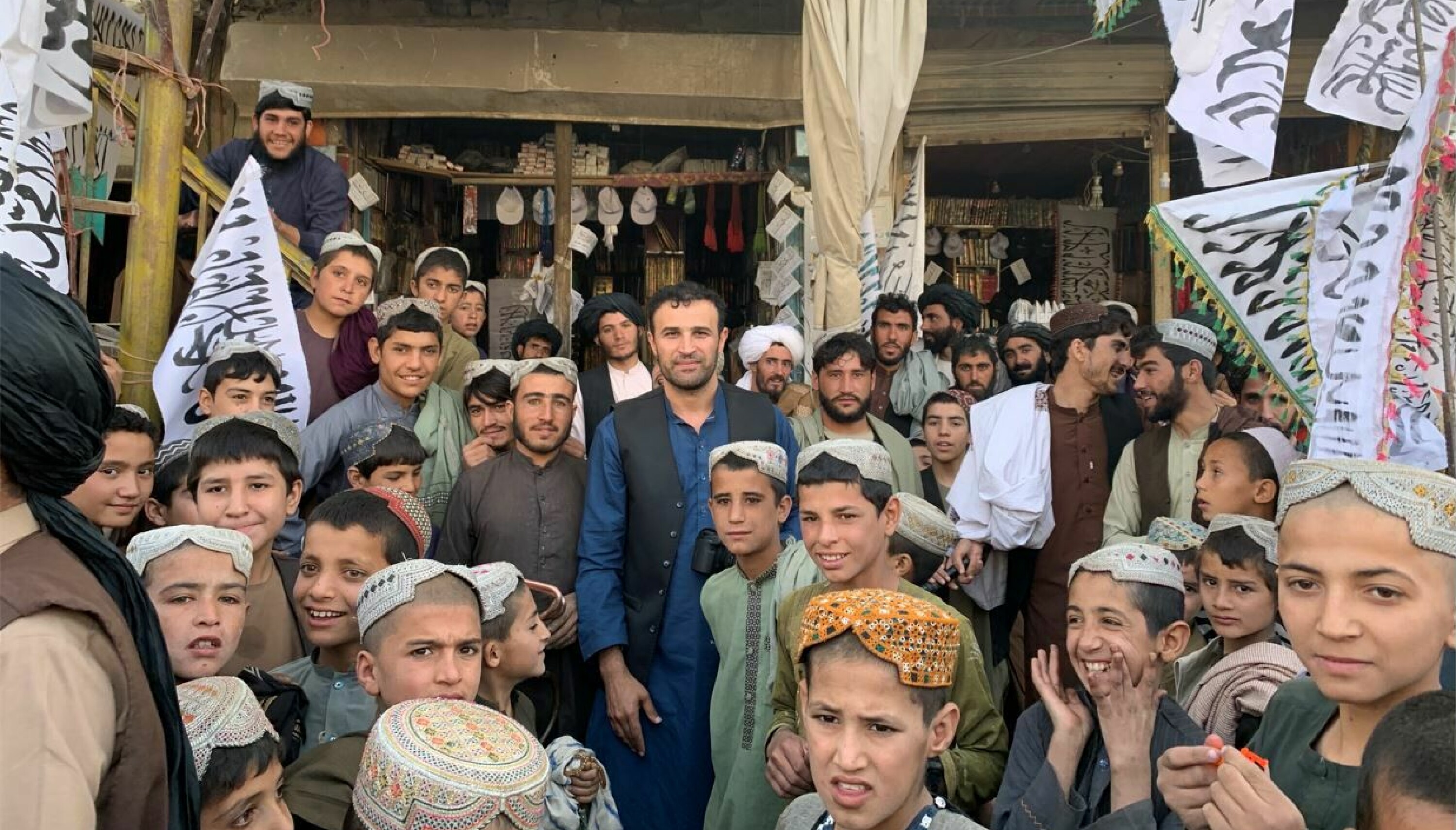 Afshin Ismaeli har møtt mange mennesker i Afghanistan de siste månedene. Her står han midt blant mange barn i byen Musa Qala, der de aldri tidligere har sett utenlandske journalister, forteller han.