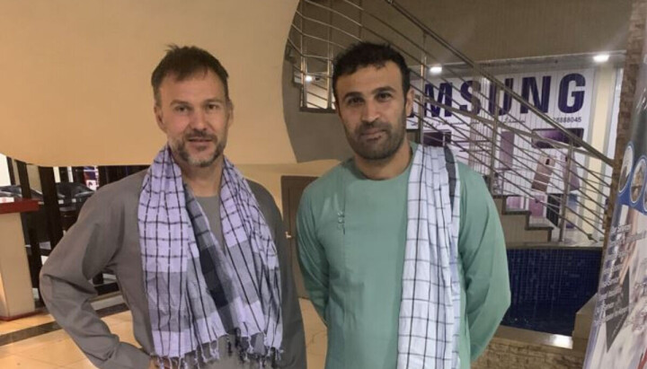 Aftenposten-duoen Afshin Ismaeli (til høyre) og Tor Arne Andreassen var tidligere i år de eneste norske journalistene i Afghanistan. Her er de avbildet i Mazar-e-sharif, på dagen de krysset til Afghanistan.