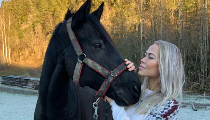 Ingeborg Senneset sammen med hesten heter Azfalt.