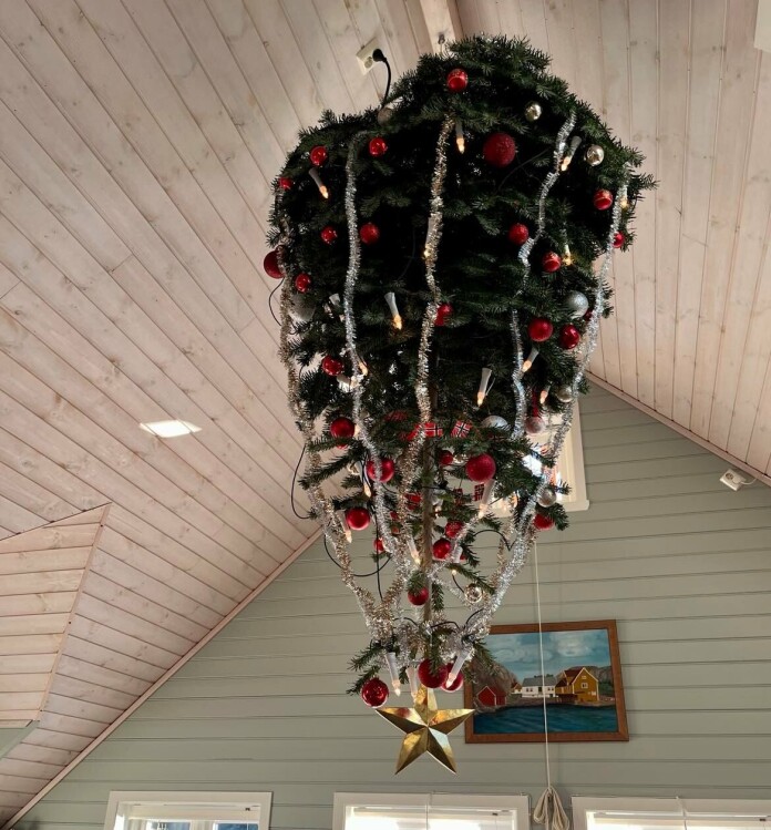 Kjersti Sortland feiret årets jul i en rorbu på Bømlo. Der henger juletreet i taket.